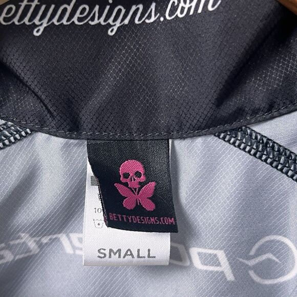 Betty Designs Braveheart Skull Wind Vest Small Full Zip Jersey Black Cycling NEW - Picture 9 of 13